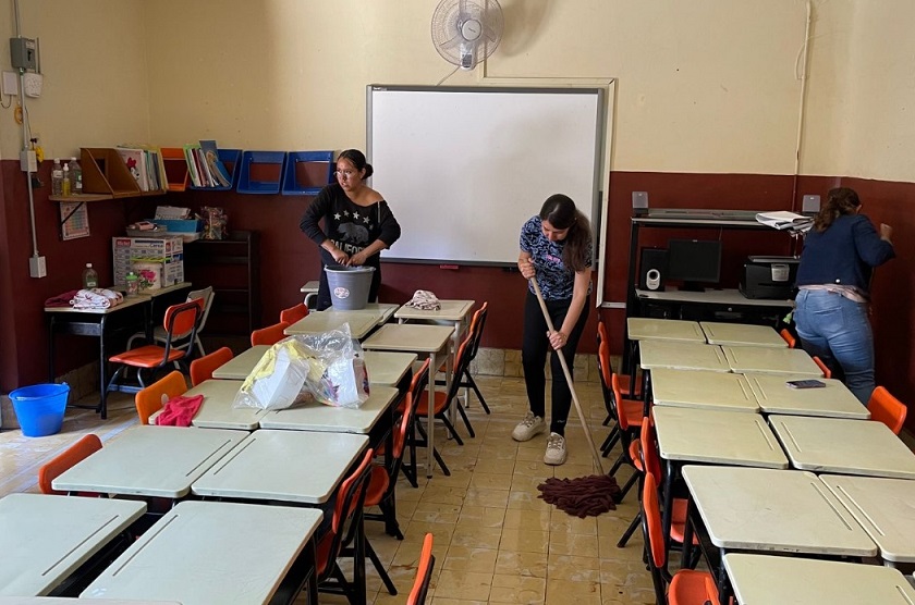 Limpian escuelas previo al regreso a clases