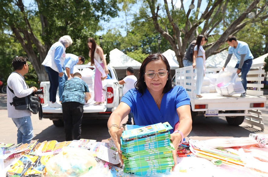 Colectan útiles escolares en Purísima