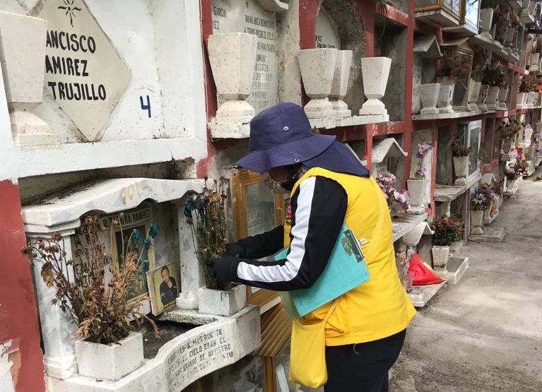 Vigilan salubridad en panteones