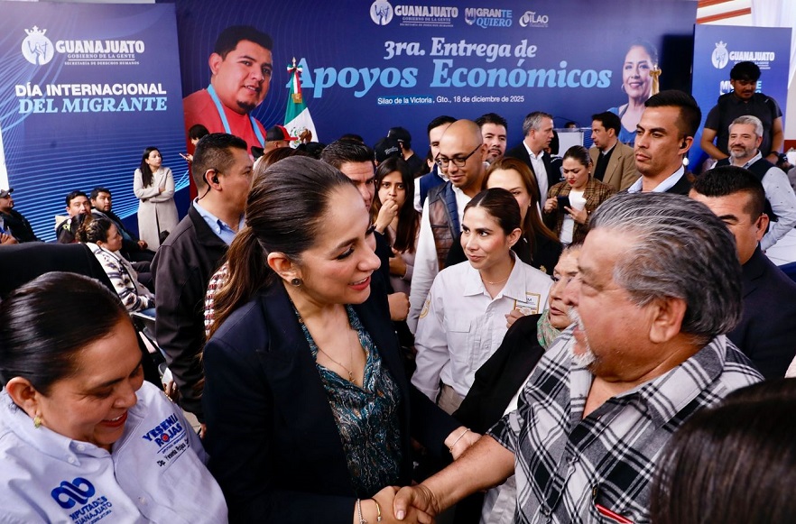Entregan apoyos económicos a migrantes