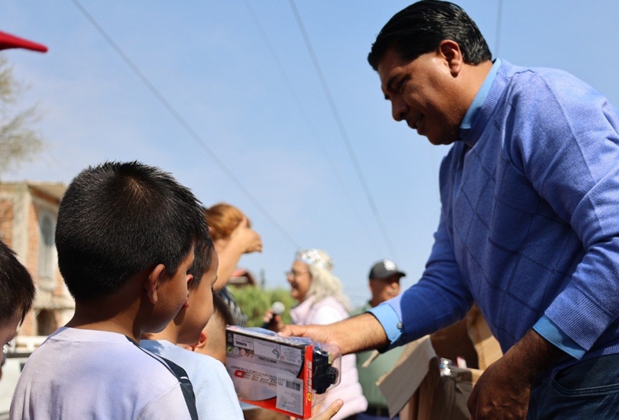 Festejan a menores en Día de Reyes en Purísima