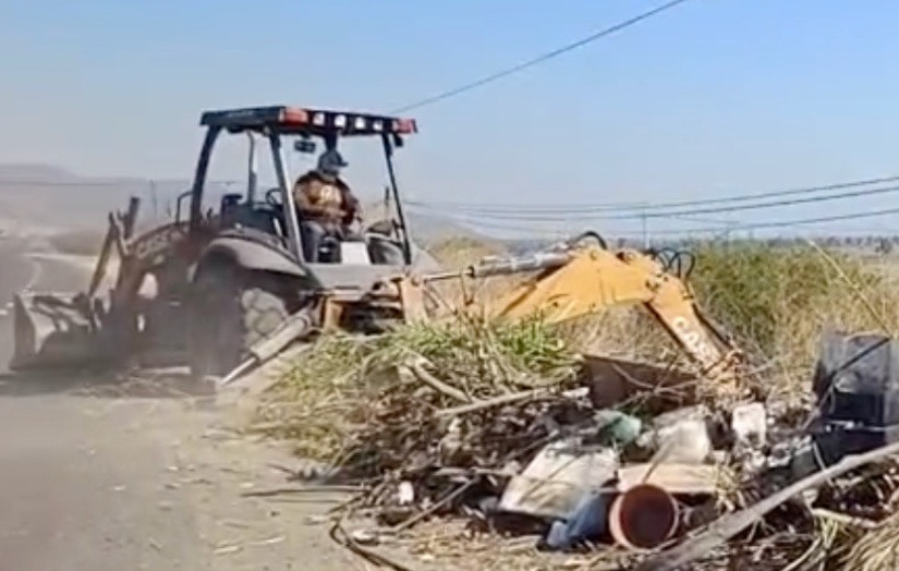 Limpian carretera en Purísima