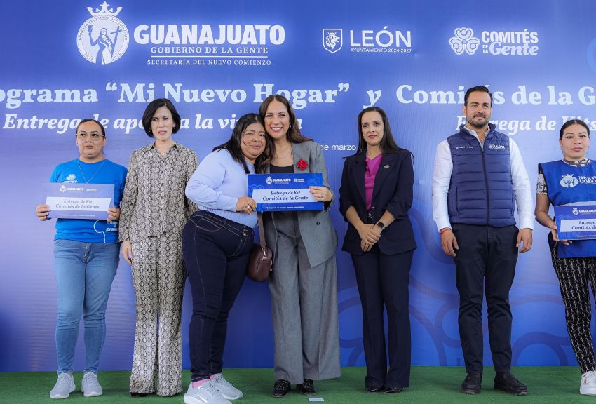 Entrega Libia apoyos de vivienda y organización