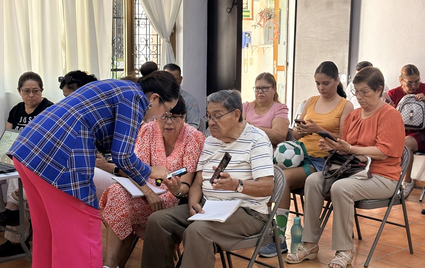 Llevan capacitación digital a adultos mayores Llevan capacitación digital a adultos mayores
