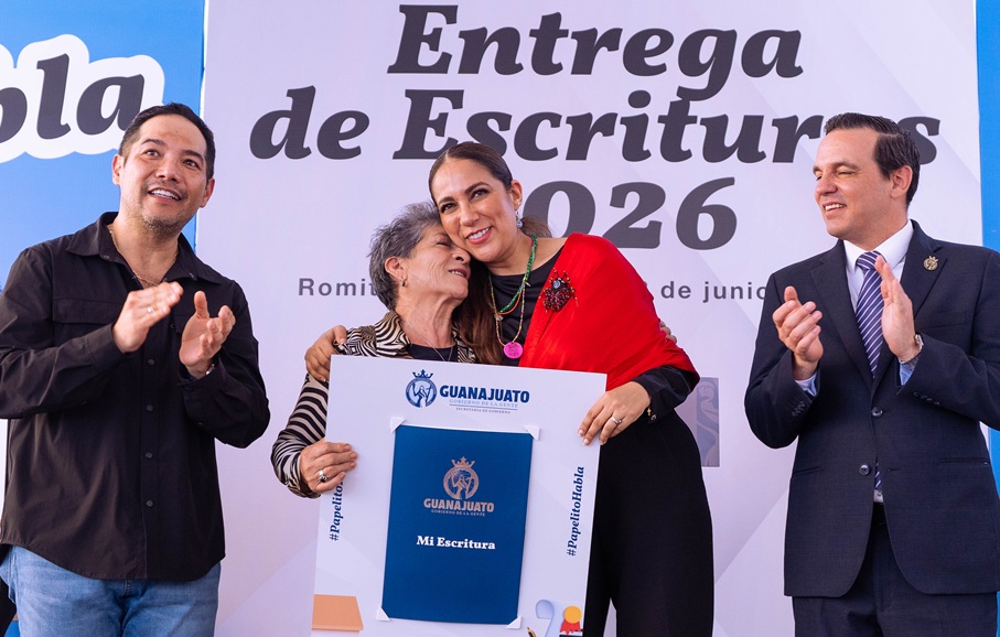 Entrega Libia escrituras a 133 familias romitenses