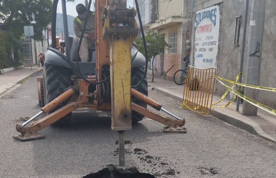 Atienden socavón en calle Juárez de Purísima Atienden socavón en calle Juárez de Purísima