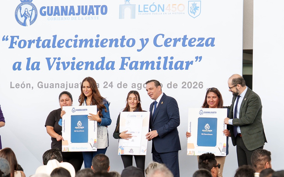 Entrega Libia 300 escrituras ‘Papelito Habla’ en León