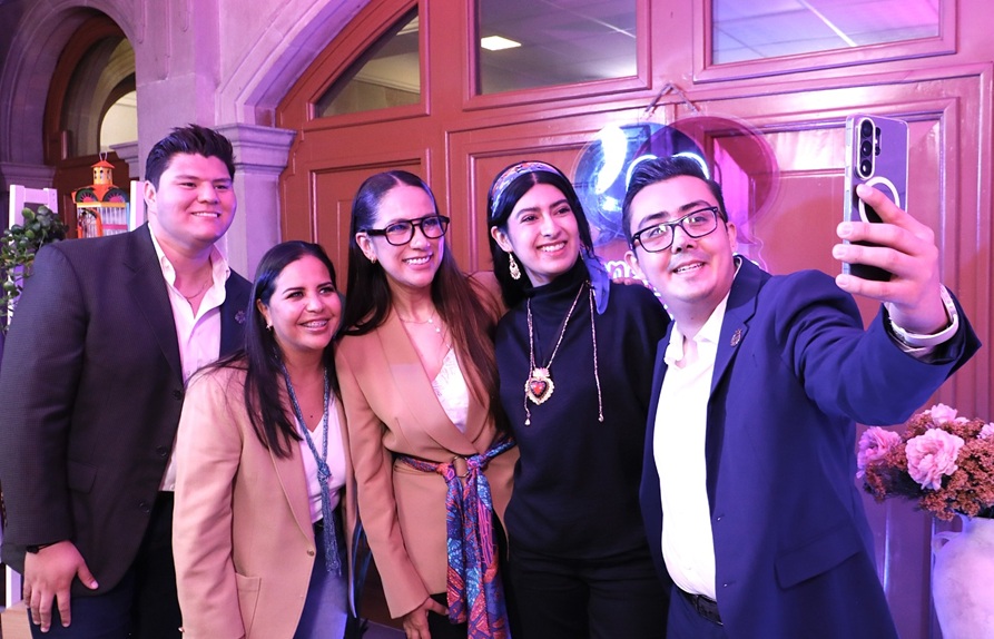 Habla Libia a la juventud en Conectando con la Gente Habla Libia a la juventud en Conectando con la Gente